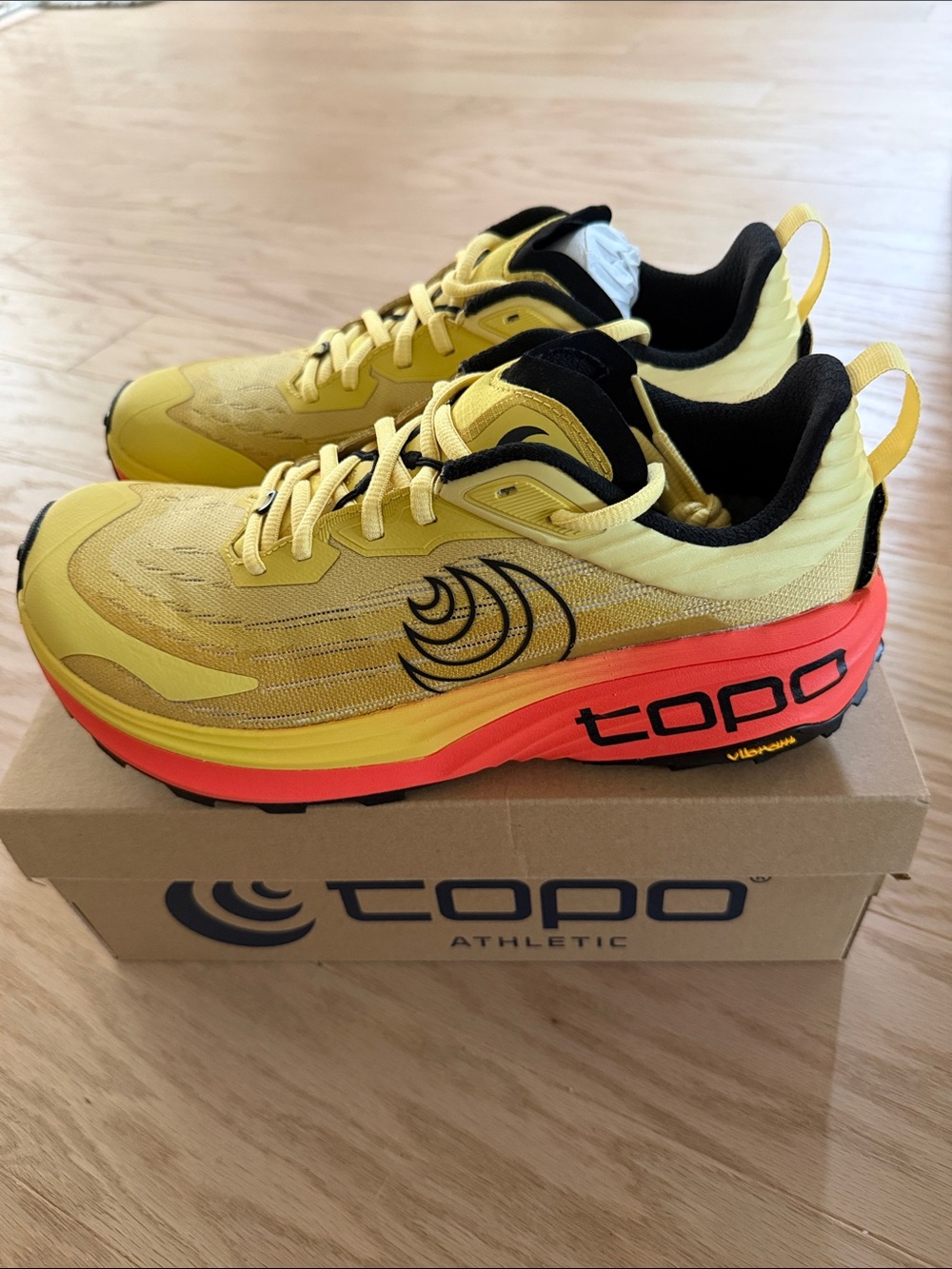 Topo Athletic Vista men’s 9.5 Jaune/Orange NEVER WORN BRAND NEW